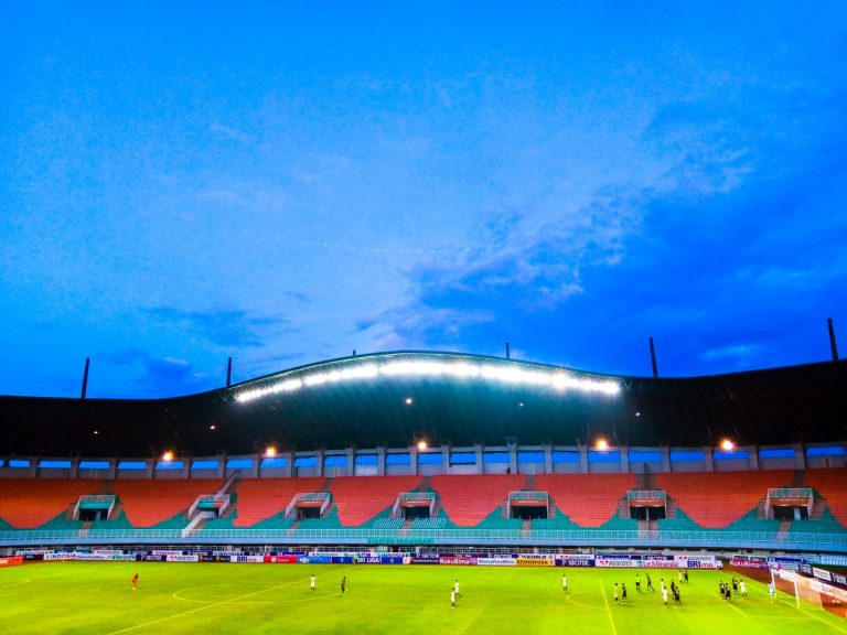 Diwarnai Kartu Merah, Persib Bandung Terkam Dewa United 2-1