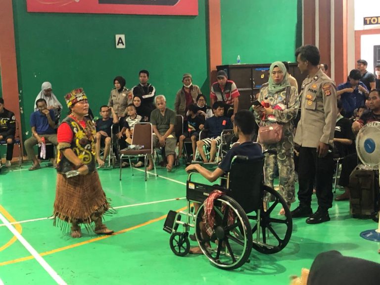 Ida Dayak Datang ke Polres Bogor, Obati Tulang Bengkok Dengan Ritual Menari Diiringi Musik Koplo
