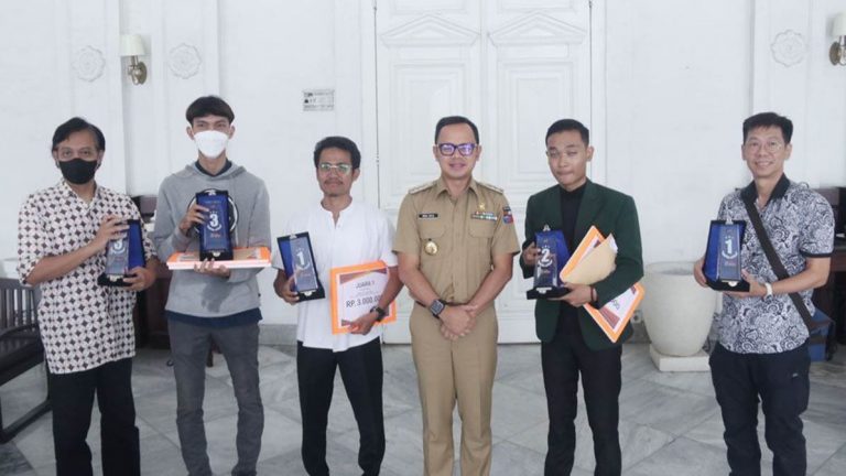 Bima Arya Serahkan Hadiah Uang Tunai Juara Lomba Foto dan Video CGM BSF