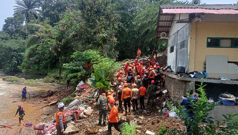 Pencarian Korban Longsor di Empang Bogor Dilanjutkan