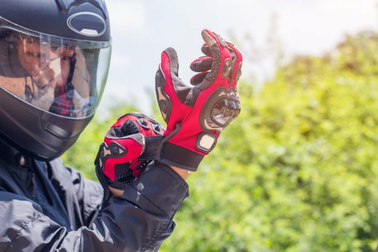 Jangan Disepelekan, Ini Manfaat Sarung Tangan Motor