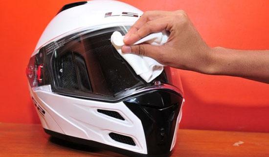 6 Cara Merawat dan Mengatasi Helm yang Lecet