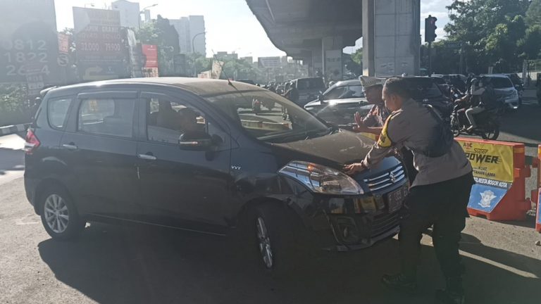 Anggota Pos Pam Simpang Yasmin Bantu Evakuasi Mobil Mogok
