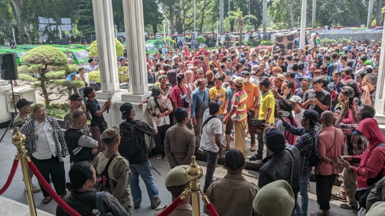 Ratusan Sopir Angkot Demo di Balai Kota Bogor, Ini Tuntutannya