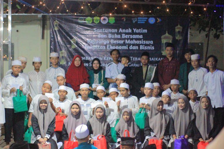 Tebar Kepedulian di Bulan Suci, KBM FEB UIKA Berbagi Bersama Anak Yatim