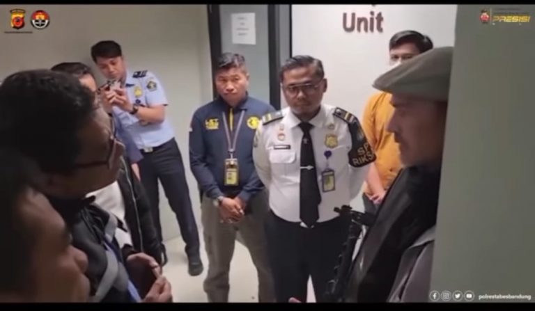 Hap! Bule Ludahi Imam Masjid di Bandung Ditangkap di Bandara