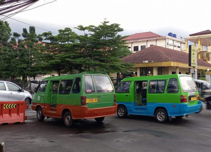 Jalan Otista ditutup berapa tarif angkot