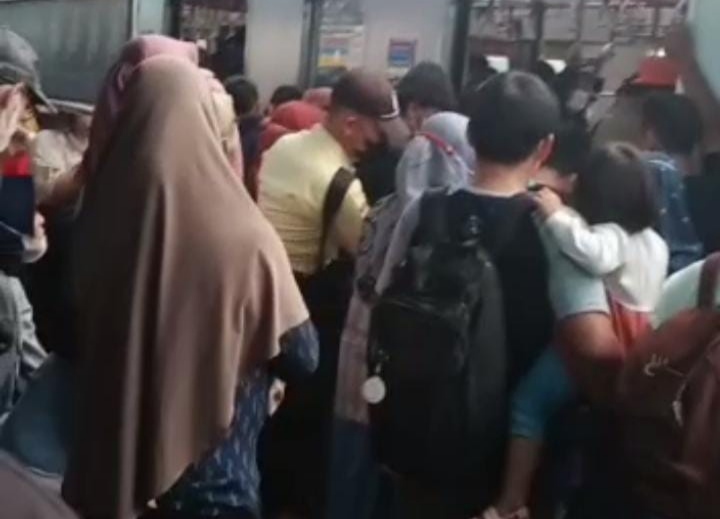 Stasiun Bogor Rame Banget, Penumpang Membeludak