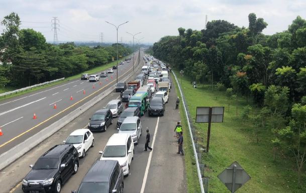 Kendaraan hendak menuju ke arah Puncak, Kabupaten Bogor