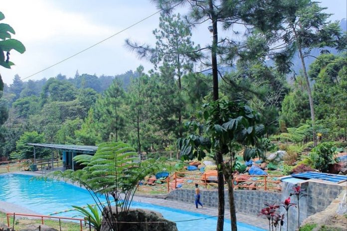 Curug Cipamingkis di Kecamatan Sukamamur, Kabupaten Bogor.