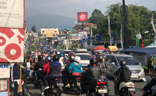 Kepadatan arus lalu lintas di Simpang Taman Safari, Kabupaten Bogor