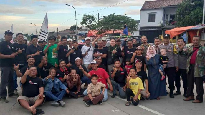 Komunitas Pecinta Mobil Toyota Kijang TOP Bagikan Takjil Gratis di Bogor