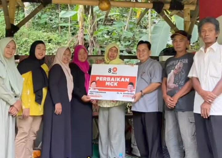 Politisi PKS Adityawarman Adil Salurkan Bantuan untuk Perbaikan MCK di Ciwaringin
