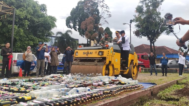 Polresta Bogor Kota Musnahkan 5.743 Botol Miras