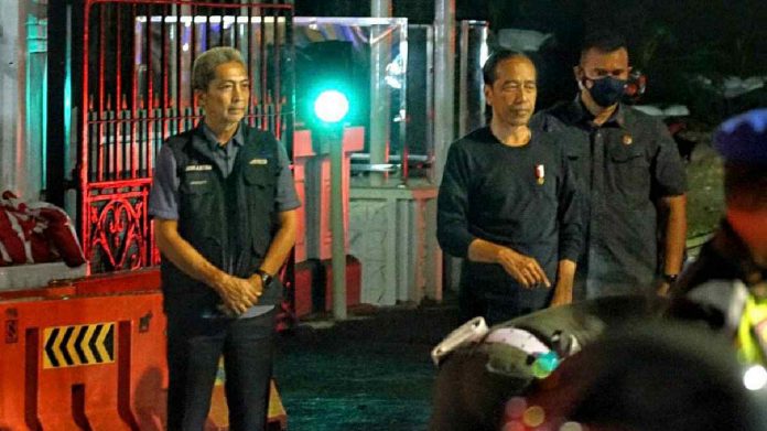 Presiden Jokowi Bagikan Paket Sembako Untuk Ojol di Bogor