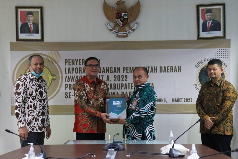 Iwan Setiawan Serahkan Laporan Keuangan Tahun 2022 ke BPK RI