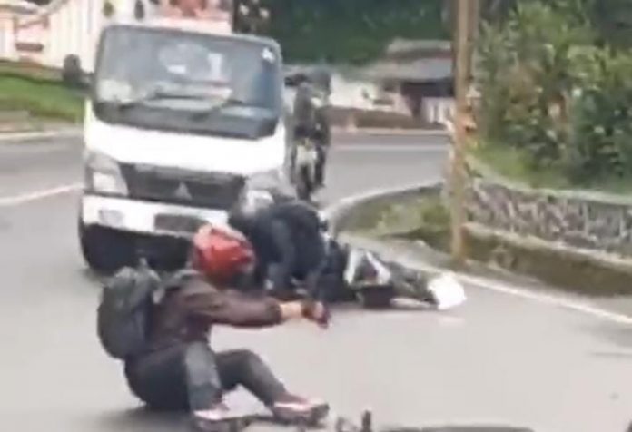 Motor tergelincir di puncak akibat solar tumpah jalan licin