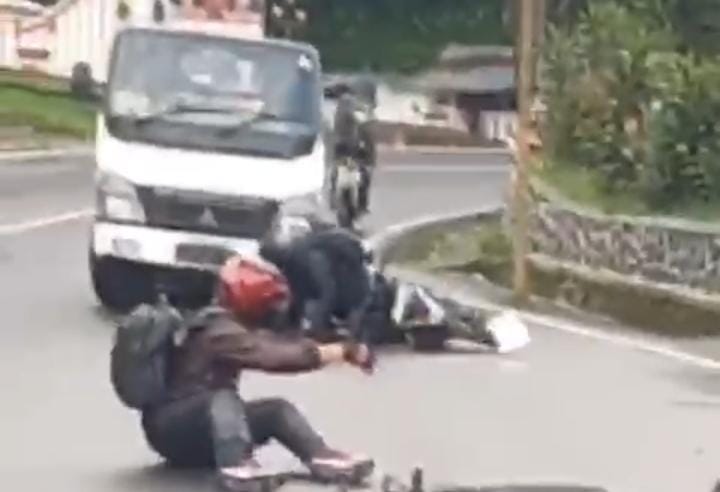 Motor tergelincir di puncak akibat solar tumpah jalan licin