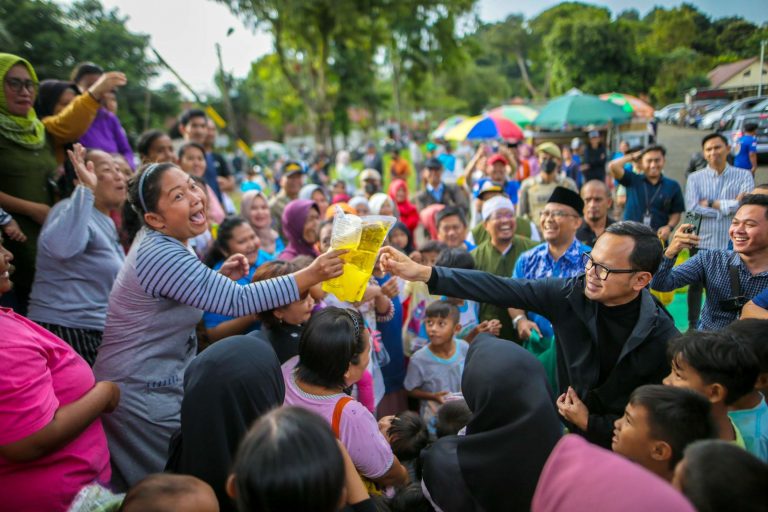 Meriahnya Ngabuburit Bima Arya Bersama Warga di Taman Manunggal