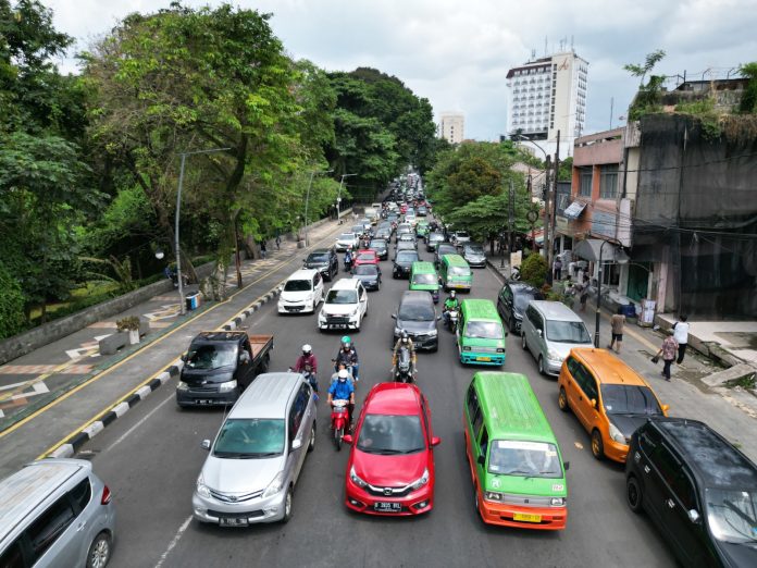 Jembatan Otista ditutup