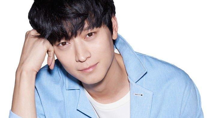 Profil Aktor Kang Dong Won yang Dirumorkan Pacaran dengan Rose BLACKPINK