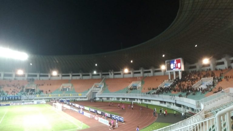 Laga Persib Bandung vs Persis Solo, Suporter Ricuh di Stadion Pakansari