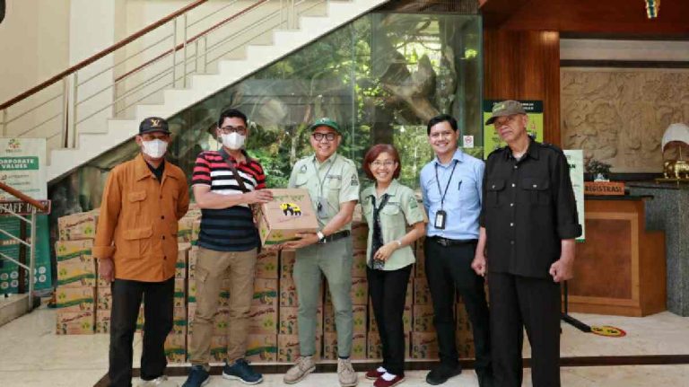 Taman Safari Bogor Bagikan Bingkisan THR 2023 untuk Warga Cibeurem dan Cisarua