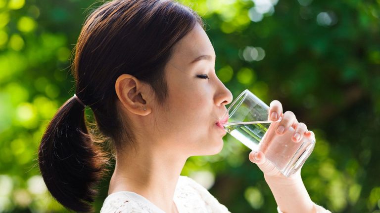 Tetap Terhidrasi, Berikut Cara Minum Sebanyak 2 Liter Sehari