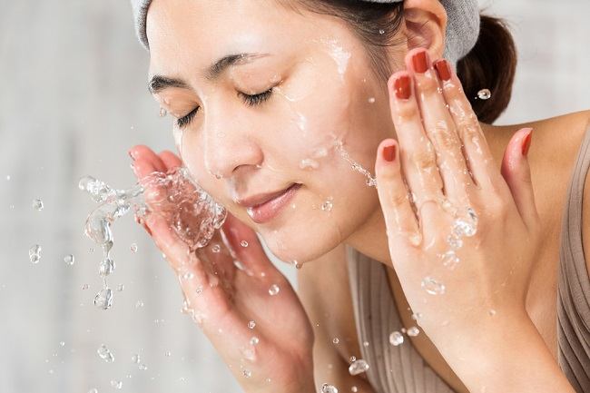 Cara Mencuci Muka untuk Kulit Berminyak, yuk Terapkan!