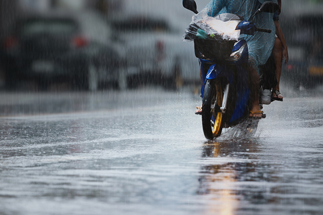 Hati-hati, Berikut 8 Tips Aman Berkendara saat Hujan