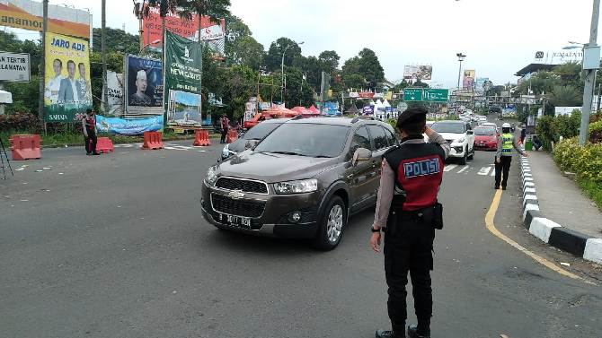 Arus lalu lintas di kawasan Puncak, tepatnya di Simpang Gadog, Ciawi, Kabupaten Bogor pada libur hari buruh