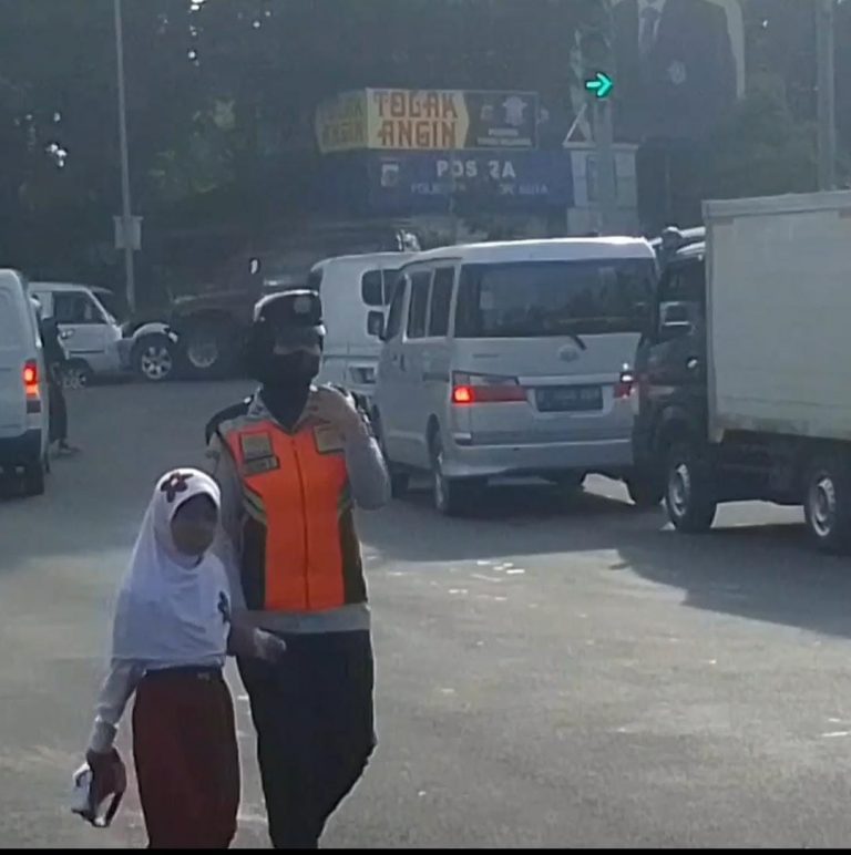 Petugas Dishub Kota Bogor Antarkan Pelajar ke Sekolah Imbas Penutupan Jalan Otista