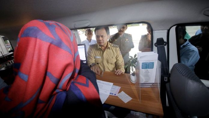 Wali Kota Bima Arya saat meresmikan mobil kas keliling Bank Kota Bogor