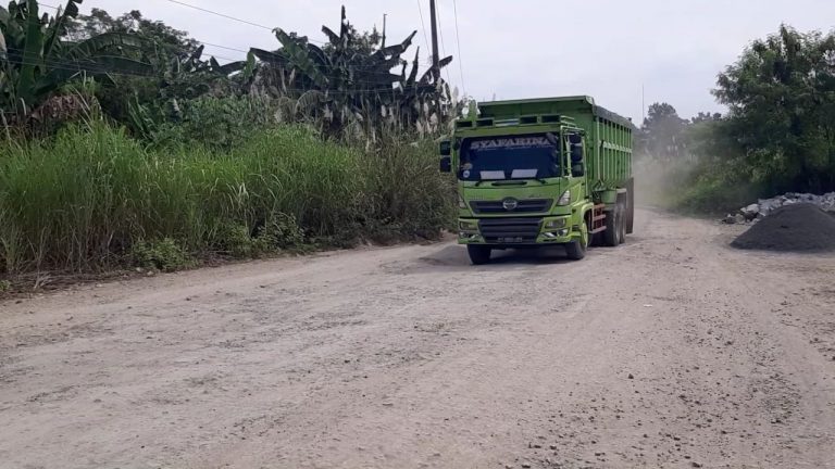 Kerap Dilewati Pejabat Negara, Jalan Rumpin Bogor Dibiarkan Rusak