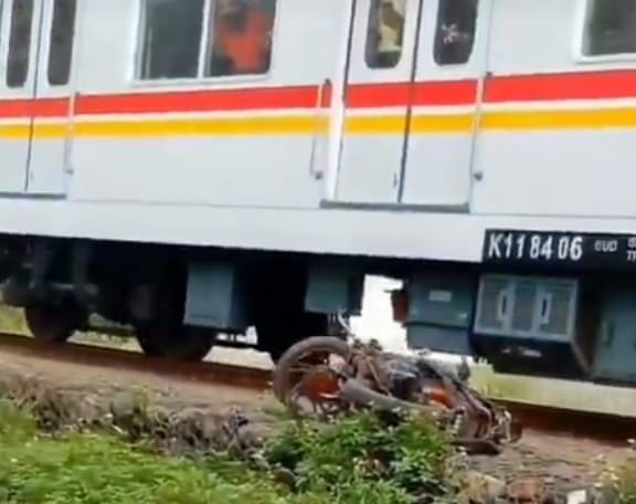 Tragis! Pemotor Terseret KRL Commuterline di Cibinong