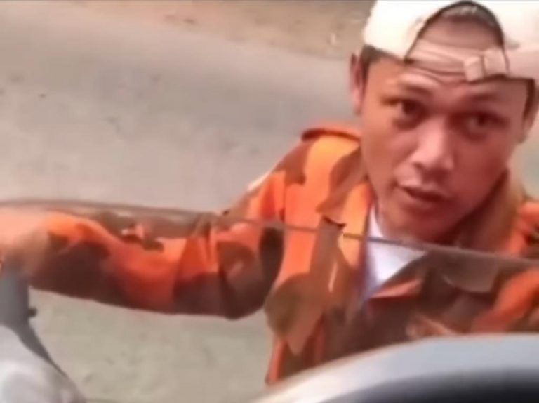 Palak Sopir Truk di Bogor, Pria  Berseragam Ormas Diangkut Polisi