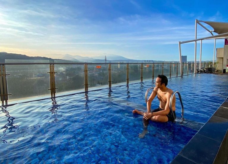 Rekomendasi Tempat Staycation di Bogor dengan View Pegunungan, Hanya di BiglandOtel Sentul Suites & Convention