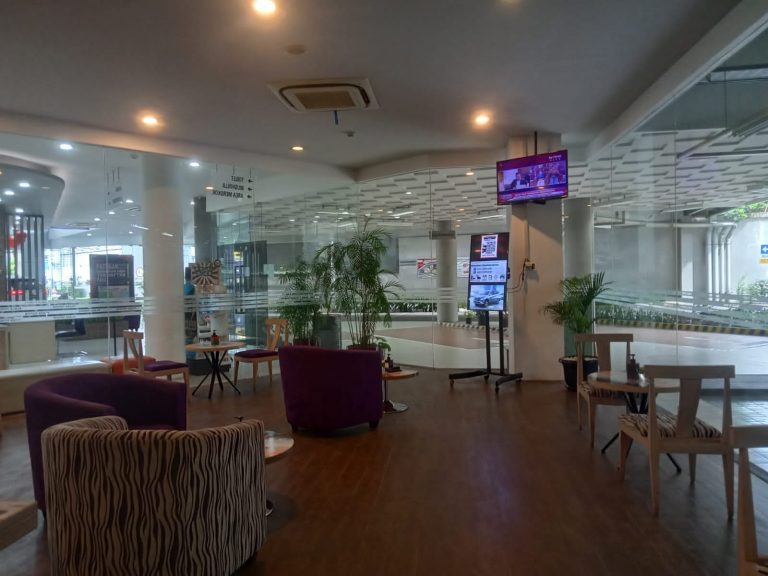Suasana Ruang Tunggu Bengkel Plaza Toyota Citereup di Jalan Raya Mayor Oking Jaya Atmaja No.19, Citeureup, Kabupaten Bogor. Foto : (Albin/Bogordaily.net).
