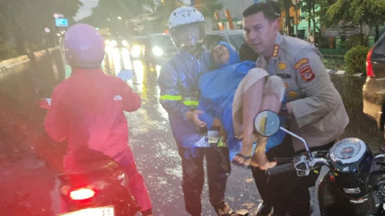 Kapolresta Bogor Kota Angkat Korban Laka Lantas di Jalan Sudirman