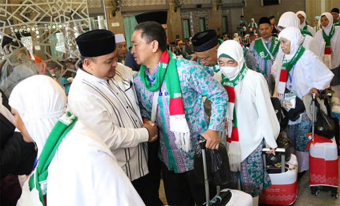 Ketua DPRD Kota Bogor Atang Trisnanto melepas jamaah haji