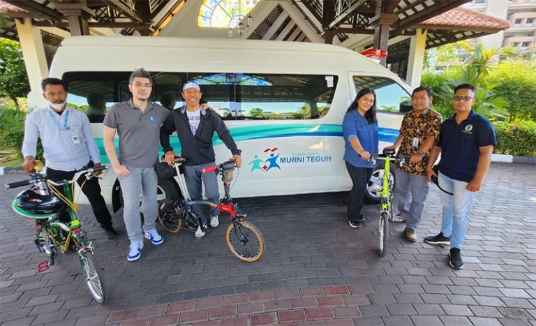 Gerakan Charity Bersepeda 1000 KM Jawa – Bali, Murni Teguh Hospitals Siap Kawal Pakai Ambulance