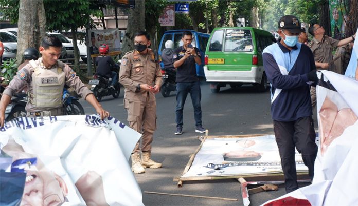Satpol PP Kota Bogor Tertibkan Baliho