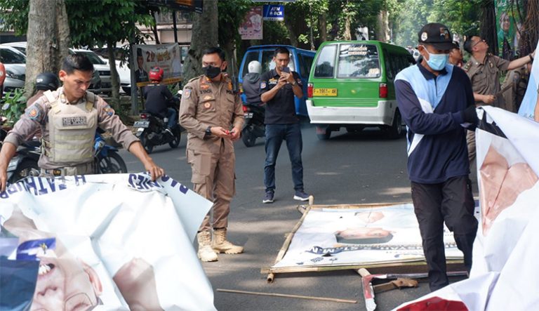 Satpol PP Kota Bogor Tertibkan 400 Baliho