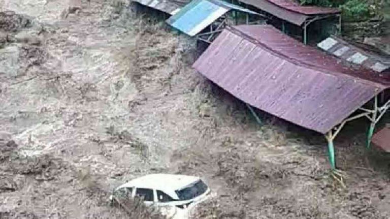 Sembahe Banjir Bandang, Mobil Hanyut Wisatawan Tersapu Air Bah