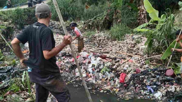 Sumber Bencana Banjir, Perumda Pasar Pakuan Jaya Bersihkan Sampah di Pemukiman Warga