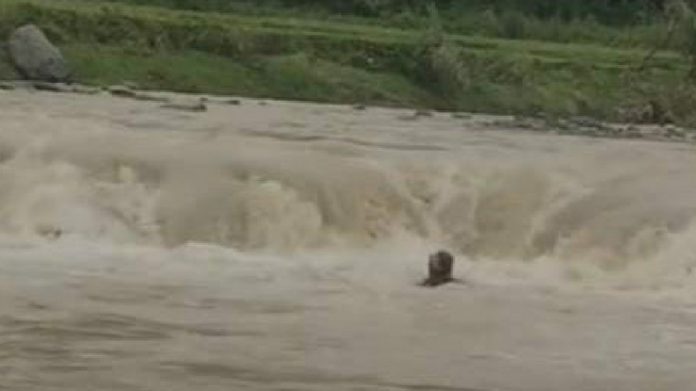 Sungai Cipamigkis Meluap, Area Wisata di Jonggol Bogor Diterjang Banjir