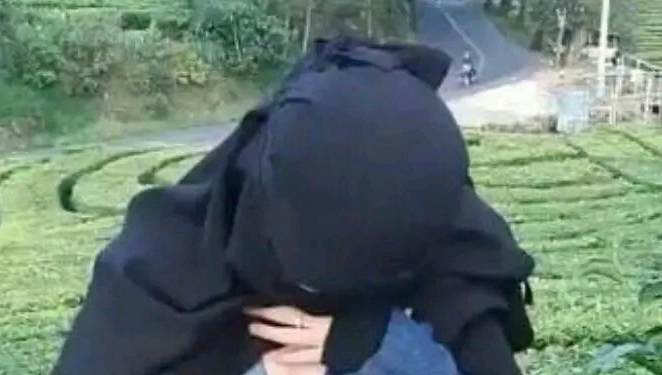 Wanita Bercadar di Kebun Teh Ciwideuy Ternyata Direkam Suami, Video Dijual Rp300 Ribu