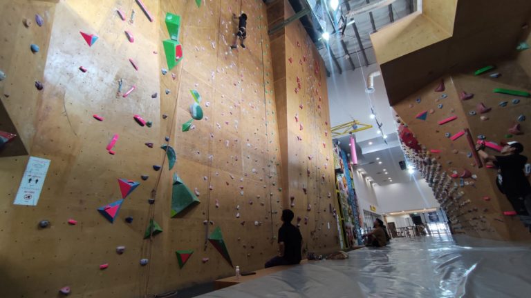 Boulder Climbing Gym Arena Panjat Tebing Tebesar Ada di Bogor