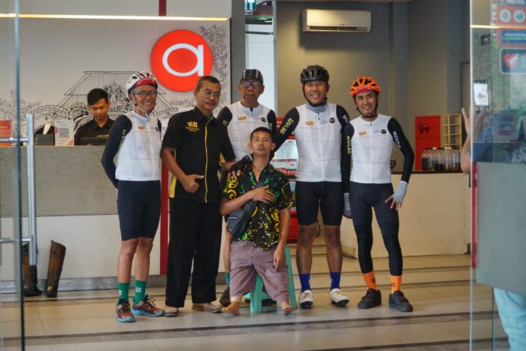 Brompton Semarang dan Sinar Baik Cycle Bersama Murni Teguh Hospitals Beri Bantuan Kaki Palsu