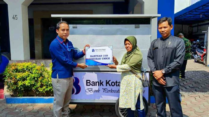 Dorong Produktivitas UMKM, CSR Bank Kota Bogor untuk Gerobak Pedagang